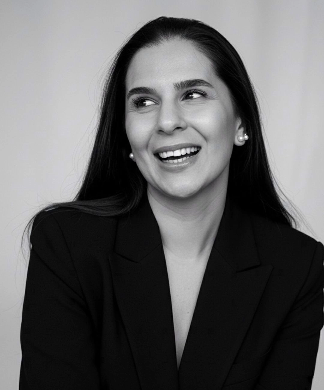 Das Titelbild dieses Artikels: Lya DesignStudio Person abgebildet