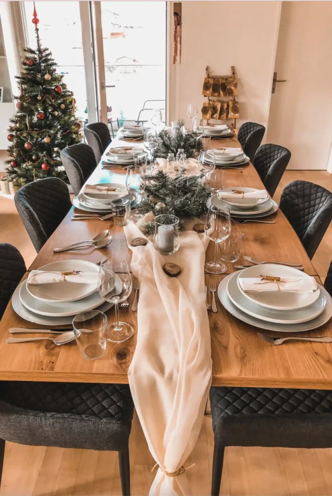 Moodboard erstellen für festliche Tischdekoration mit natürlichen Materialien, Kerzen und Textilien