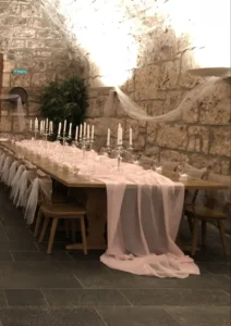 Moodboard erstellen für Hochzeit mit romantischer Tischdekoration, Stoffen und Lichtkonzept